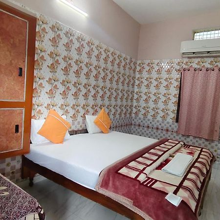 Sri Yoga Mandir Hotel Varanasi Exterior foto