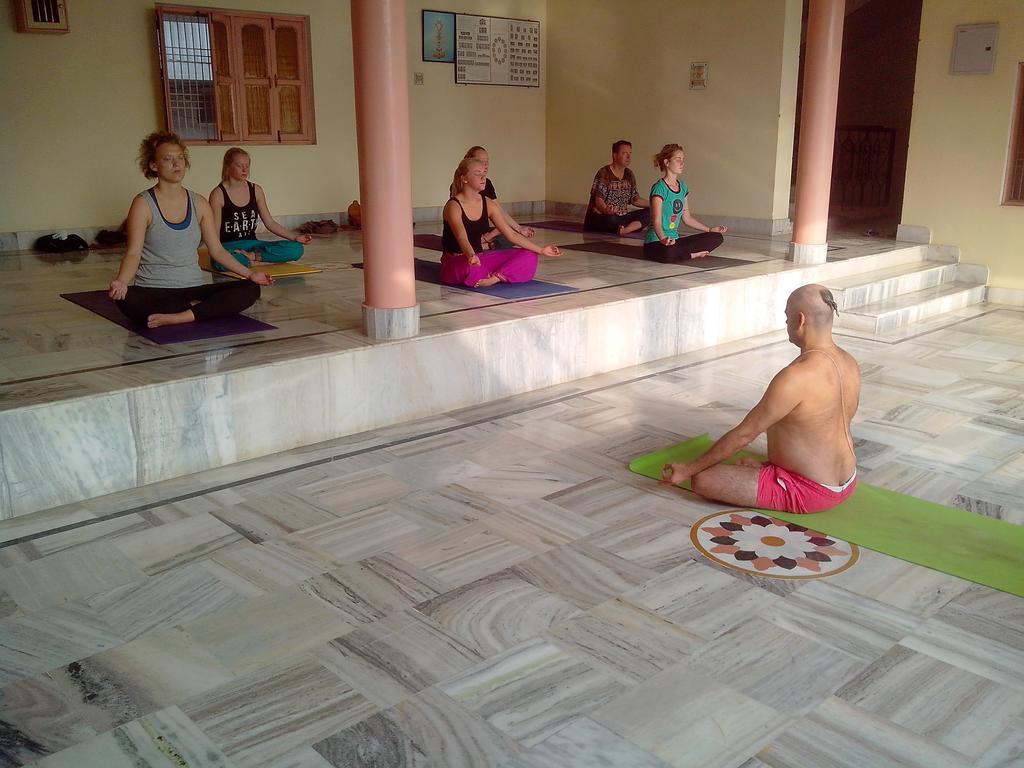 Sri Yoga Mandir Hotel Varanasi Exterior foto
